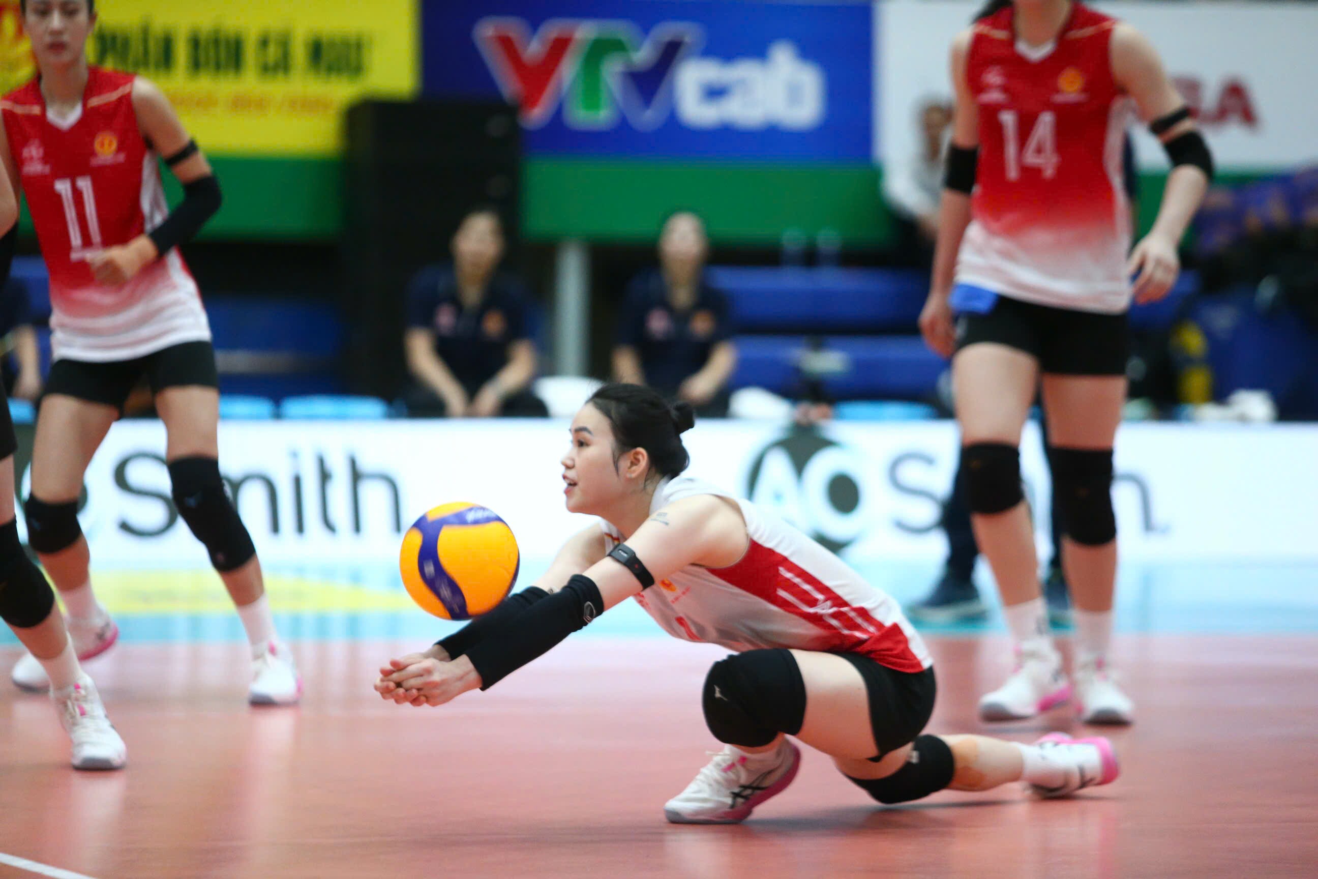Libero Lưu Thị Ly Ly của Binh chủng Thông tin lăn xả cứu bóng