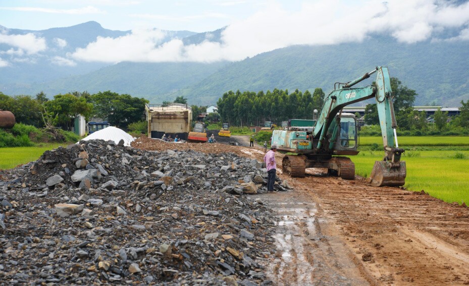 Đường dẫn từ Cao tốc Buôn Ma Thuột – Khánh Hòa vào cầu Krông Bông (thuộc Dự án bố trí ổn định dân di cư tự do tại xã Vụ Bổn) đang được nhà thầu đẩy nhanh tiến độ thi công. (Ảnh: Báo Đắk Lắk)