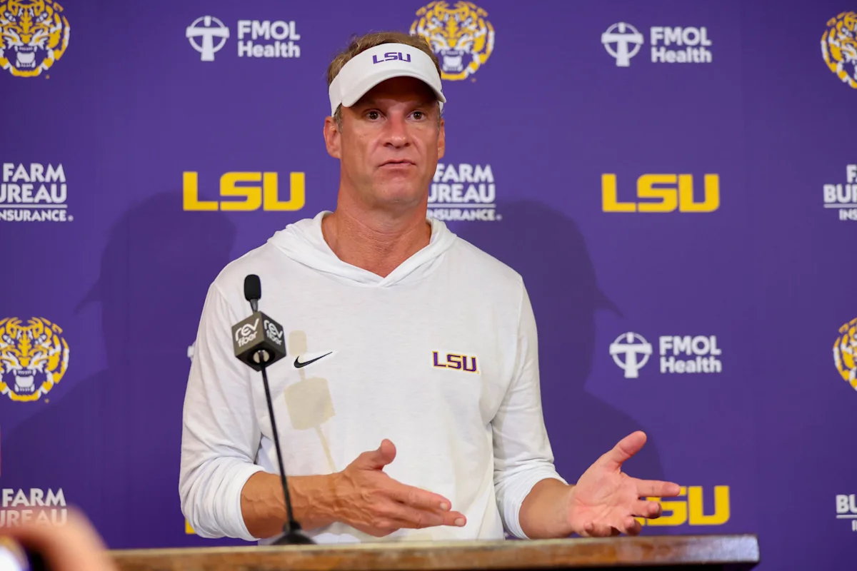 Lời kể của HLV LSU Lane Kiffin (người trong ảnh) về cuộc trao đổi với trọng tài làm dấy lên tranh cãi về tính công bằng