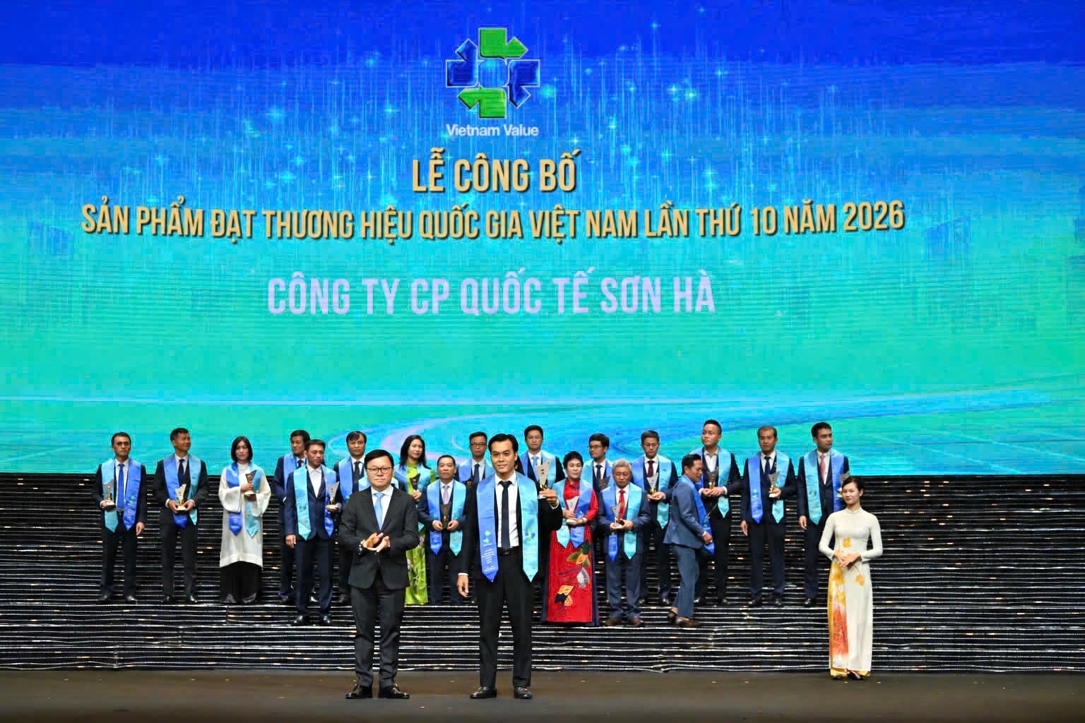 Lãnh đạo Sơn Hà nhận danh hiệu Thương hiệu quốc gia Việt Nam 2026 cho doanh nghiệp