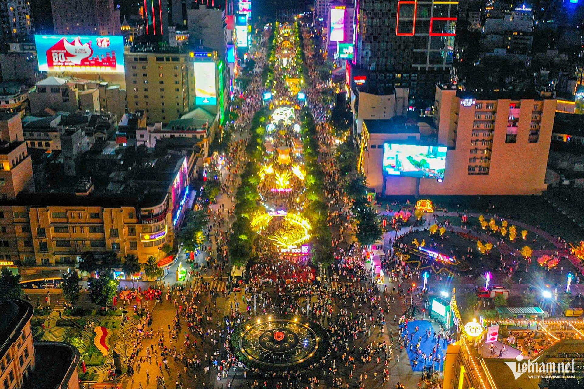 Đường hoa Nguyễn Huệ Tết Bính Ngọ 2026 đón hơn 1,8 triệu lượt khách đến tham quan dịp Tết. Ảnh: Nguyễn Huệ