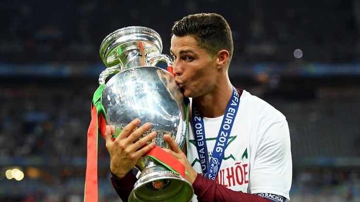 Ronaldo là đội trưởng đưa Bồ Đào Nha đến chức vô địch EURO 2016, danh hiệu lớn đầu tiên trong lịch sử đội bóng áo bã trầu
