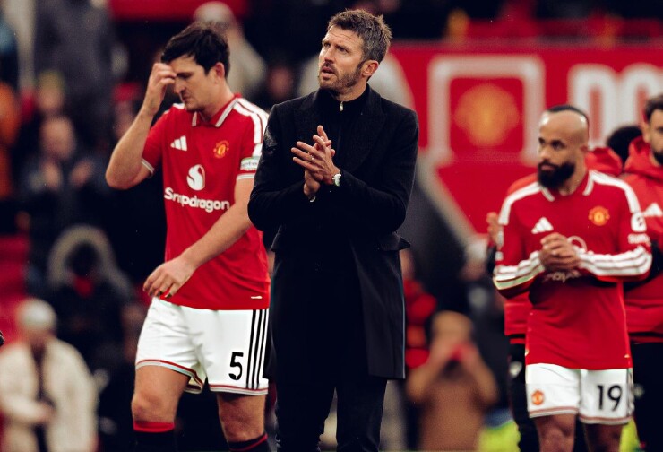 Tin mới nhất bóng đá sáng 26/10: Fan MU ủng hộ Carrick, la ó cầu thủ & lãnh đạo - 1