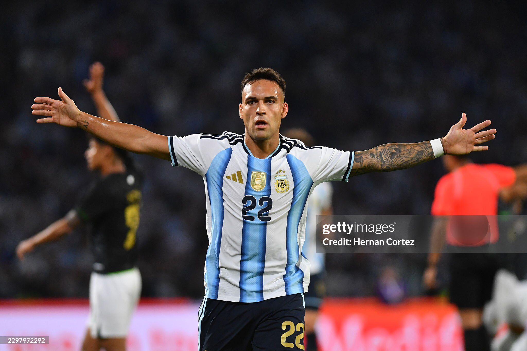 Lautaro Martinez mở tỷ số cho ĐT Argentina