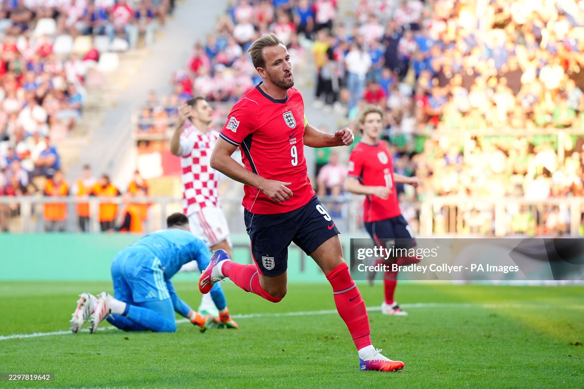 Harry Kane mở màn cho chiến thắng lịch sử của "Tam sư"