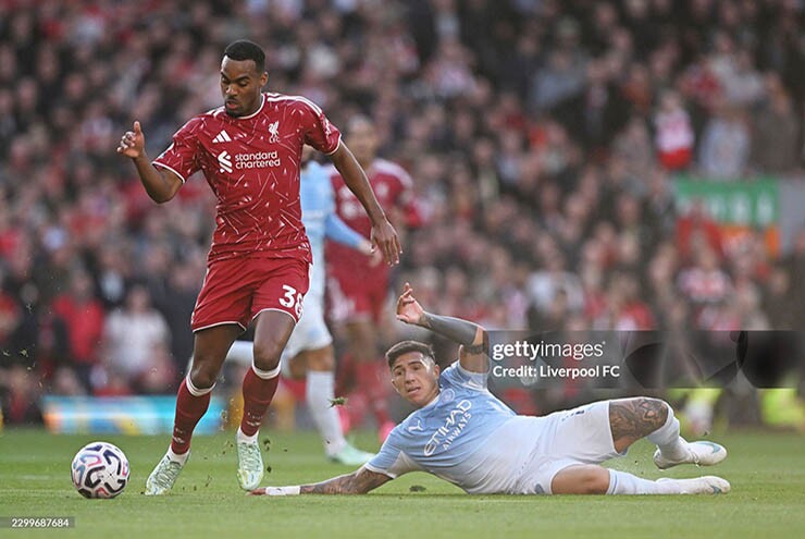 Gravenberch (áo đỏ) khiến Liverpool phải nhận thất bại nặng nề