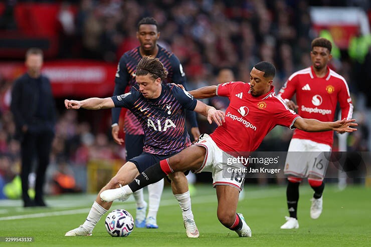 MU (áo đỏ) và Tottenham thi đấu quyết tâm