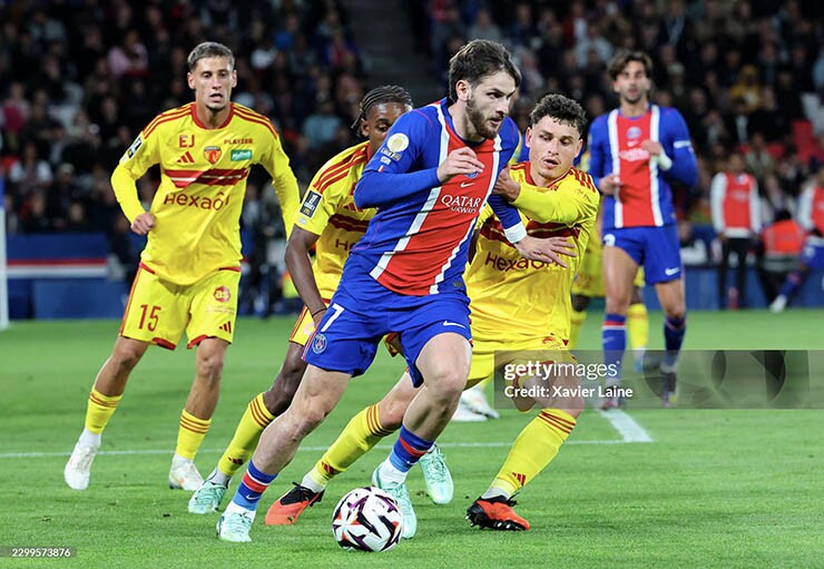 Kvaratskhelia tỏa sáng, giúp PSG thắng trận