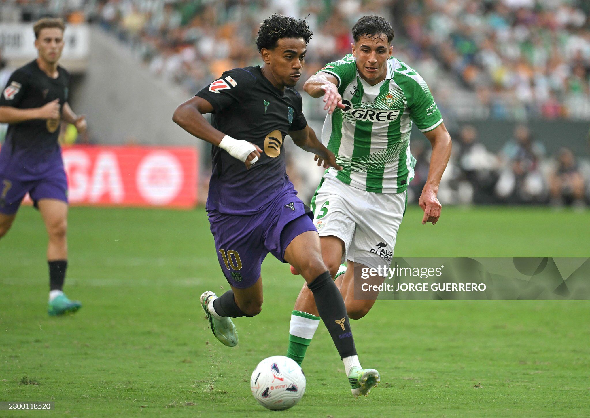 Yamal (áo sẫm) thi đấu nỗ lực trước Betis