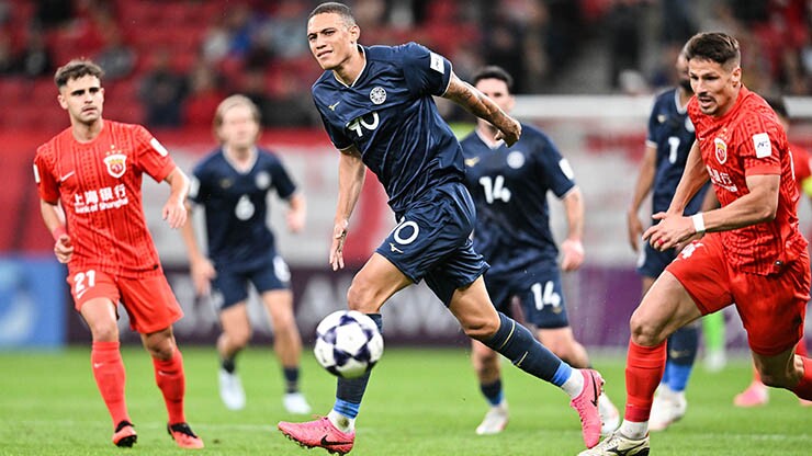 Trận đấu giữa Shanghai Port và CAHN (áo tím than) diễn ra cực kỳ hấp dẫn
