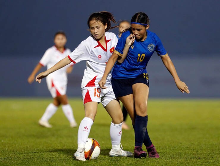 U17 nữ Việt Nam (áo trắng) thi đấu ấn tượng