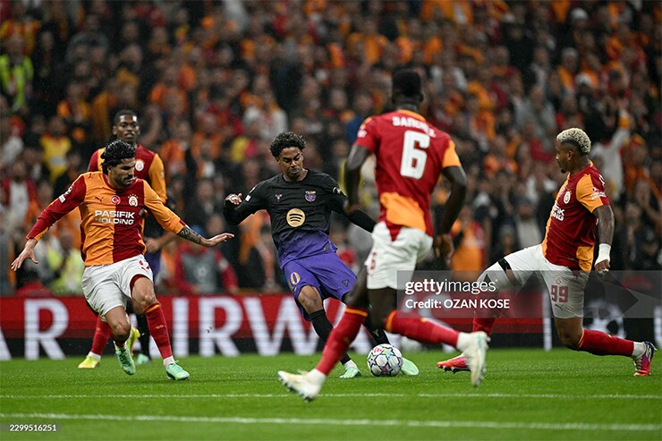 Yamal gây ấn tượng với pha xử lý kỹ thuật trước Galatasaray