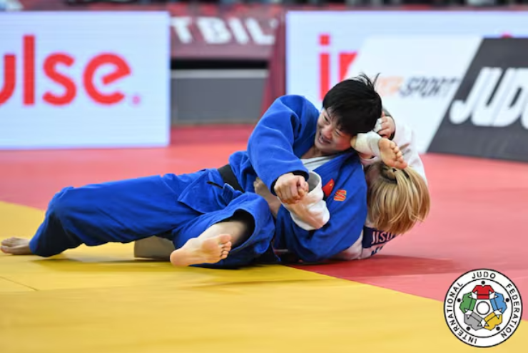 Tang Jing (trang phục xanh) bị đuổi khỏi trận tứ kết judo 1/10 vì cắn đối thủ 