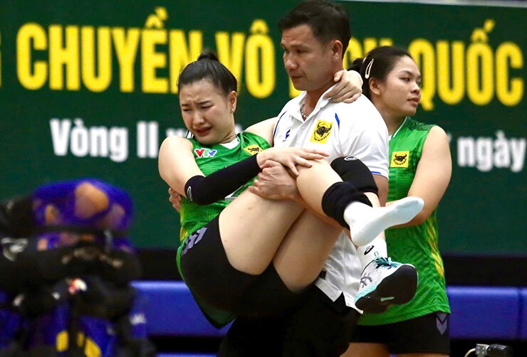 Cô được ban huấn luyện bế ra khỏi sân