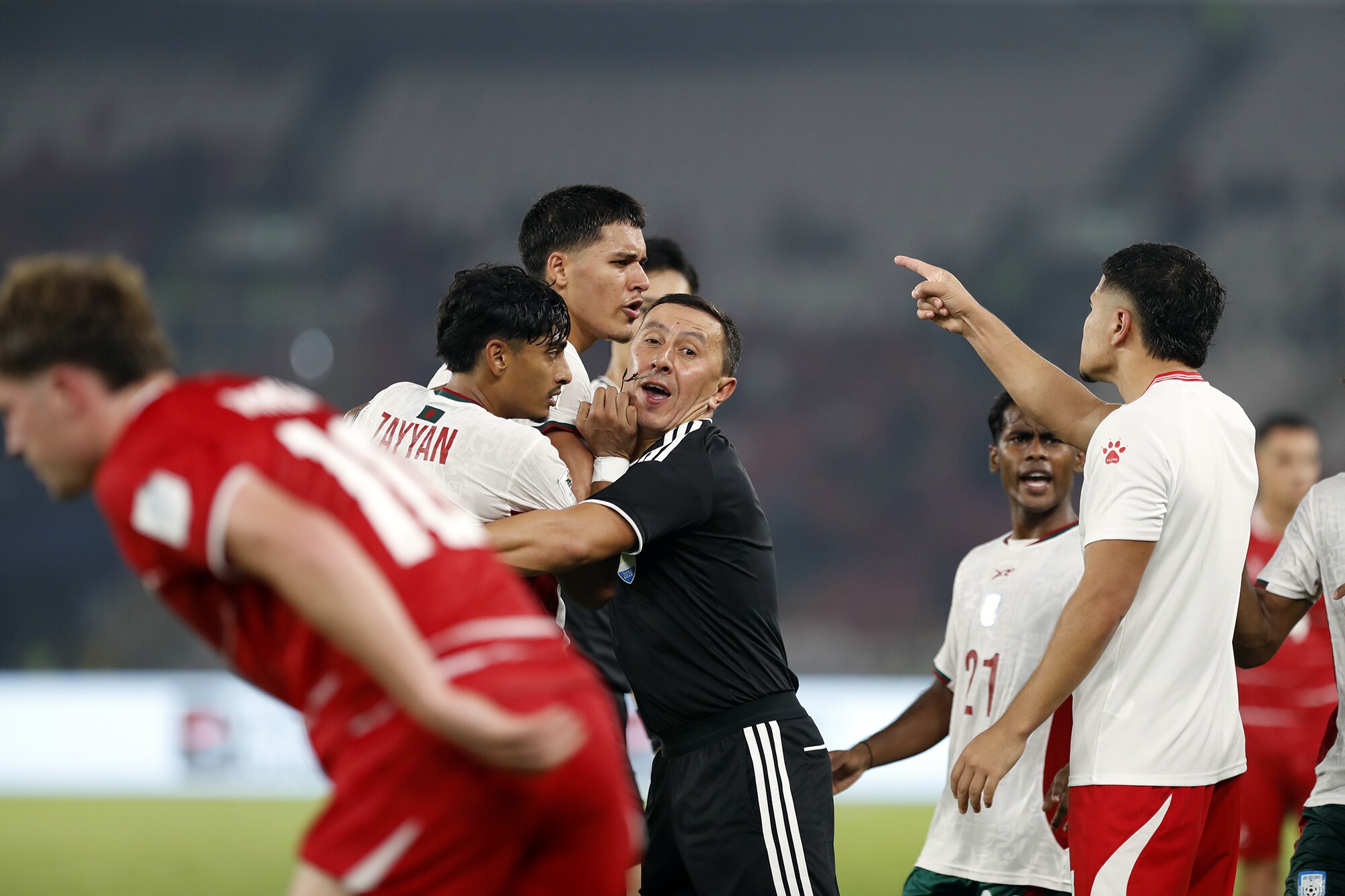 Các trọng tài phải làm việc hết công suất mới có để can cầu thủ Indonesia và Bangladesh.