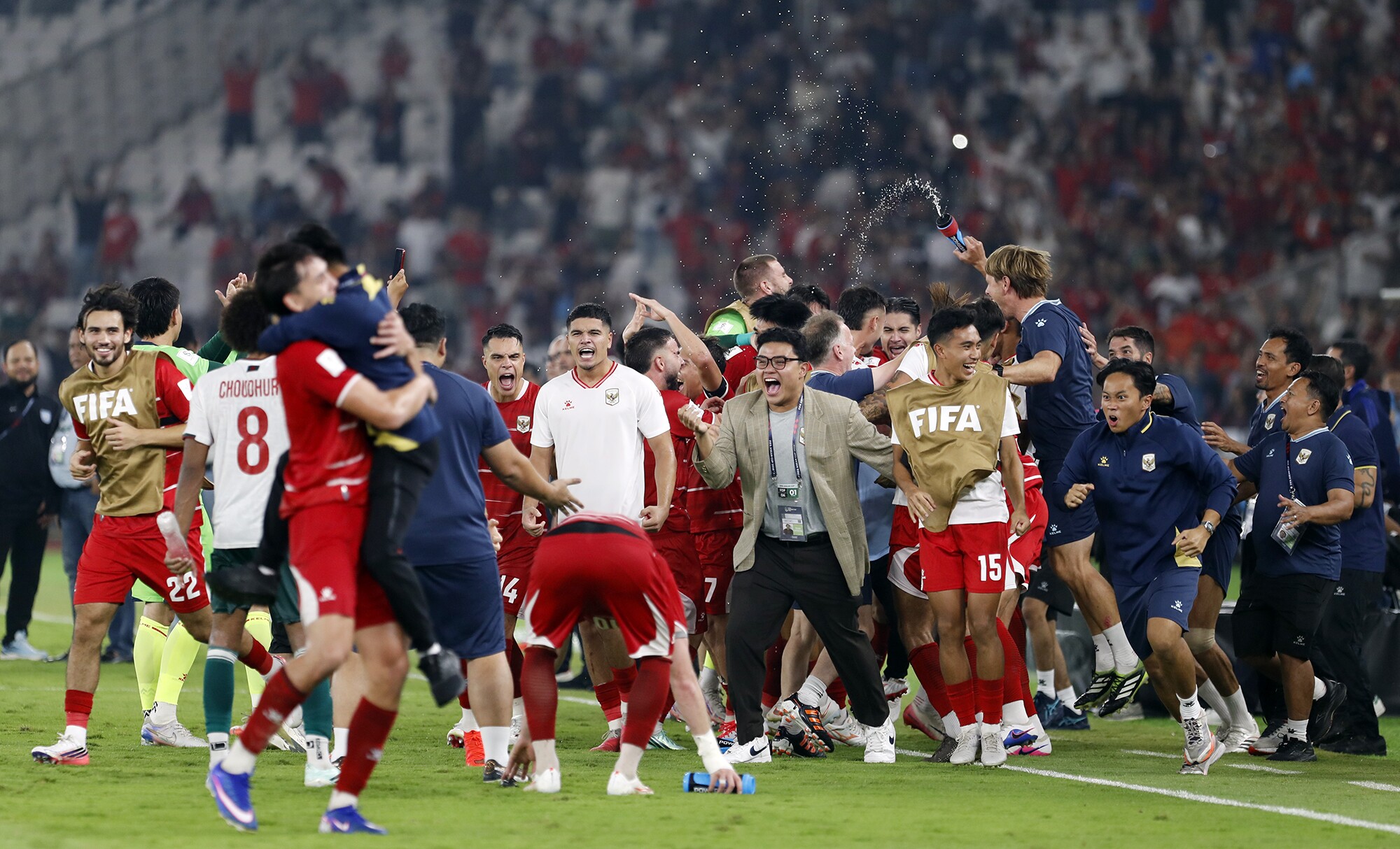 Sân vận động Bung Karno như "nổ tung" cùng với màn ăn mừng vé chung kết FIFA ASEAN Cup 2026 của thầy trò HLV John Herdman.