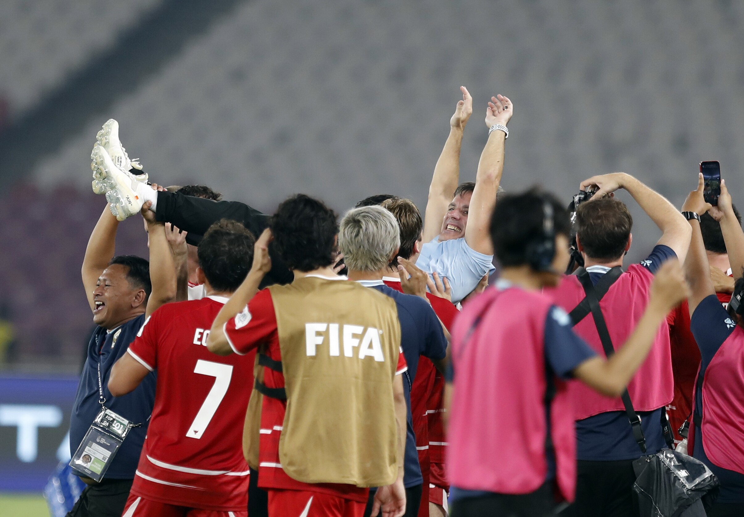 HLV John Herdman được các cầu thủ Indonesia tung lên ăn mừng chiến thắng "không tưởng" trước Bangladesh.