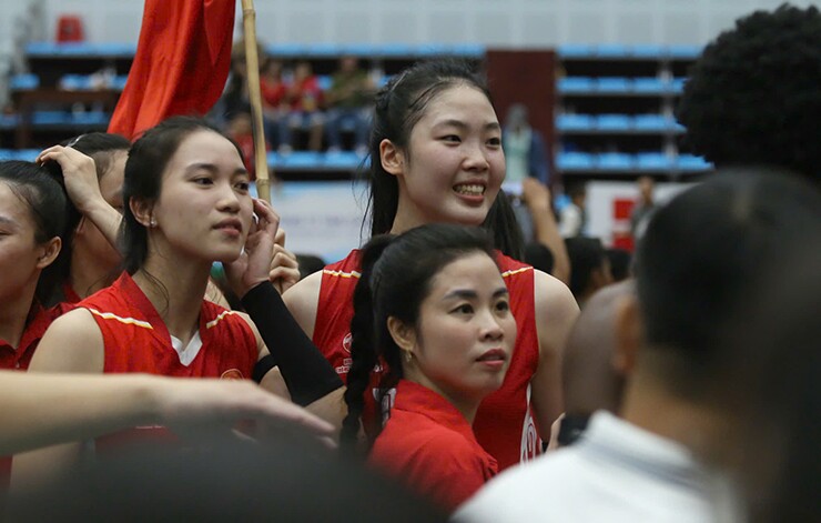 Các VĐV của Thông tin ôm lấy nhau, bật khóc sau khi trận đấu kết thúc. Sau 5 năm, đội bóng áo lính mới có thể trở lại vị trí cao nhất của bóng chuyền nữ nước nhà.