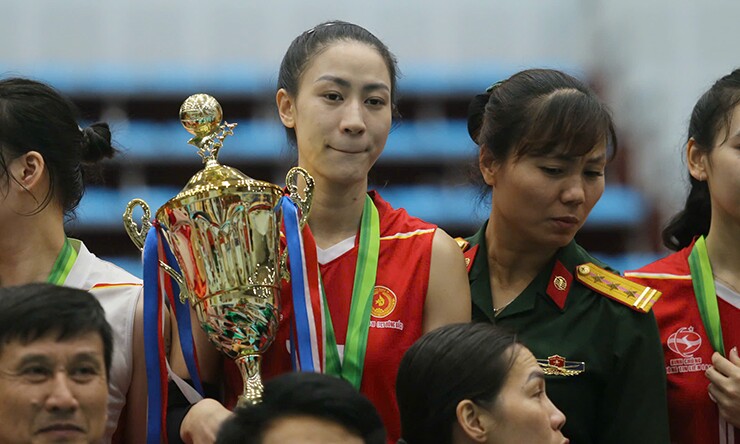 Đối chuyền Kiều Trinh, người đã chơi xuất sắc trong trận chung kết nghẹn ngào trên bục nhận giải.