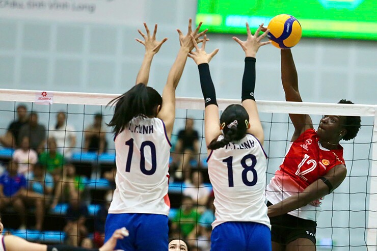Phải đến thời điểm quyết định, khi mà ngoại binh Temi Thomas Ailara tỏa sáng còn các cô gái Hà Nội mắc lỗi thì CLB Thông tin mới vượt lên, thắng 27-25 sau set đầu.