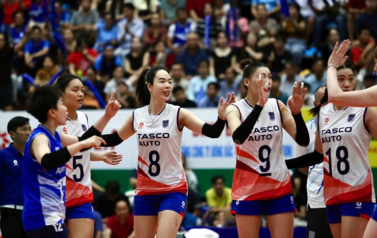 Sang vào set 3, ngoại binh Temi Thomas Ailara có dấu hiệu xuống sức, được rút ra sân nghỉ. Thiếu cây ghi điểm chủ lực, hàng công của CLB Thông tin không thể xuyên phá hàng chắn vững chắc của CLB Hà Nội. Các học trò của HLV Nguyễn Tuấn Kiệt tạo nên set đấu áp đảo, dẫn 17-6 trước khi thắng 25-16, rút ngắn cách biệt còn 1-2.