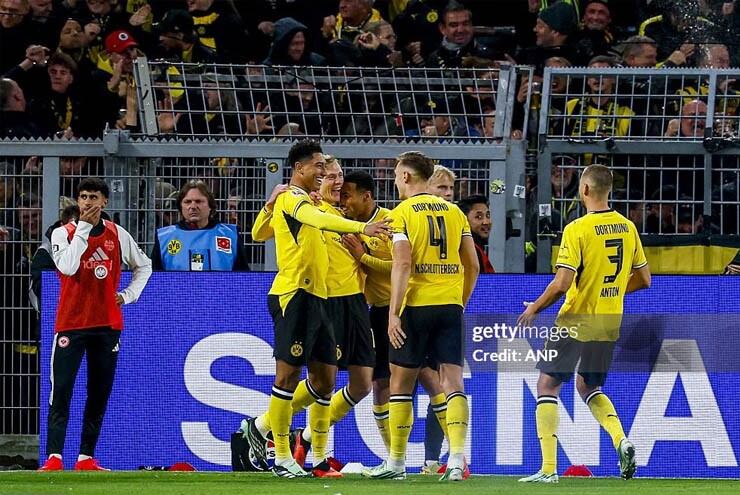 Dortmund kiếm về 3 điểm muộn màng