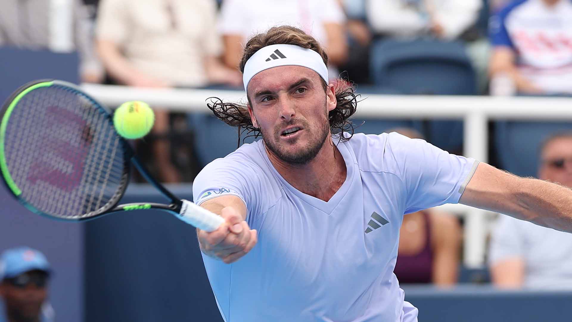 Tsitsipas dễ dàng đi tiếp 