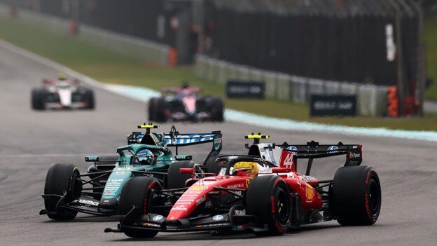 Hamilton lội ngược dòng trở lại top 3