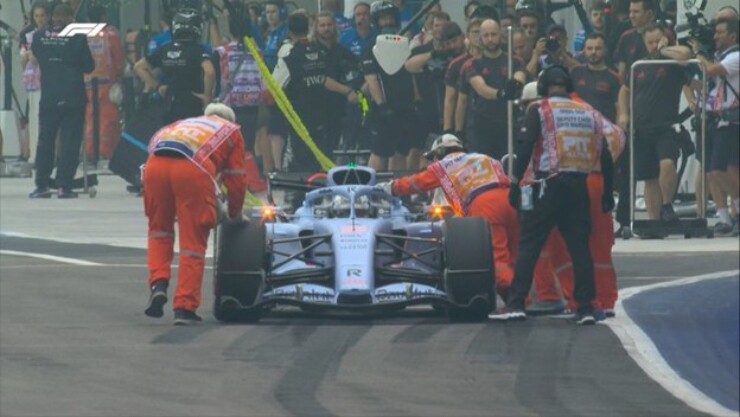 Chiếc Audi của Hulkenberg dừng lại ở cuối pit-lane