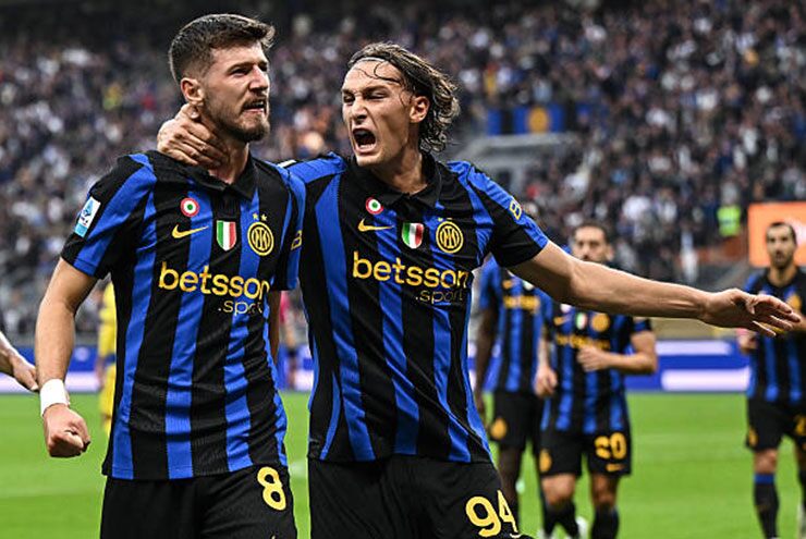 Sucic (trái) tận dụng sai lầm của thủ môn Corvi để mở tỷ số cho Inter