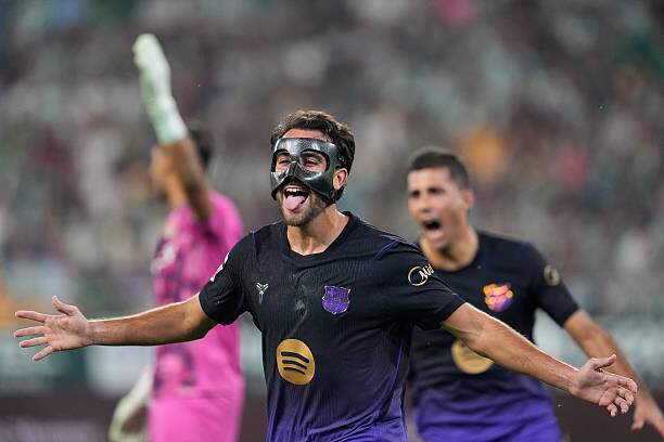 Eric Garcia ghi bàn thứ 4 cho Barca trước Betis nhưng sau đó bị chấn thương