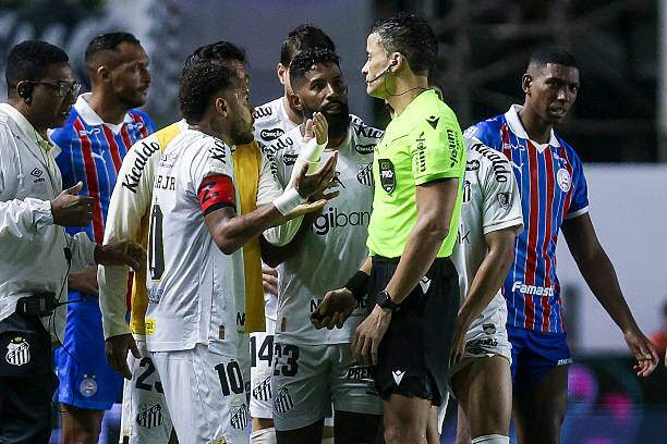 Neymar bị thẻ đỏ cho một loạt hành vi gây hấn đối phương