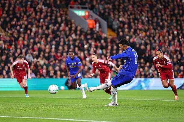 Rogers mở tỷ số cho Chelsea từ chấm 11m, nhưng Gakpo gỡ hòa cũng từ quả penalty chỉ sau đó 3 phút