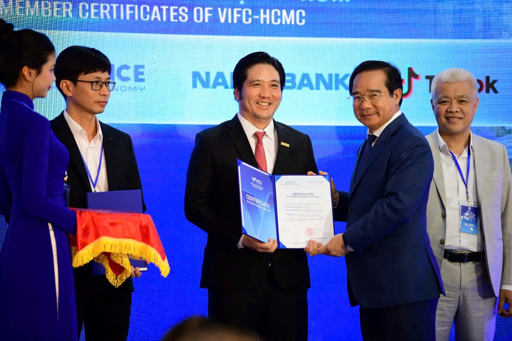 Ông Nguyễn Văn Được, Ủy viên Trung ương Đảng, Phó bí thư Thành ủy, Chủ tịch UBND TP.HCM - Phó Chủ tịch Hội đồng điều hành VIFC - HCMC trao Chứng nhận Thành viên chiến lược cho đại diện Nam A Bank - ông Trần Khải Hoàn, Thành viên HĐQT - Tổng giám đốc Nam A Bank.