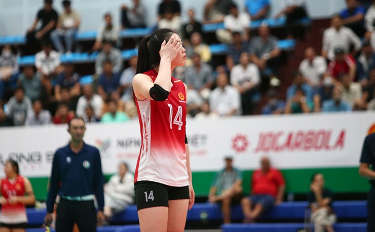 Khi tỷ số đang là 5-5 trong set 5, Quỳnh Hương tham gia một pha phòng thủ thì bất ngờ bị bóng đập trúng mắt. Cú va chạm khiến nữ cầu thủ bị rơi kính áp tròng, mắt bị đau và không thể tiếp tục thi đấu.