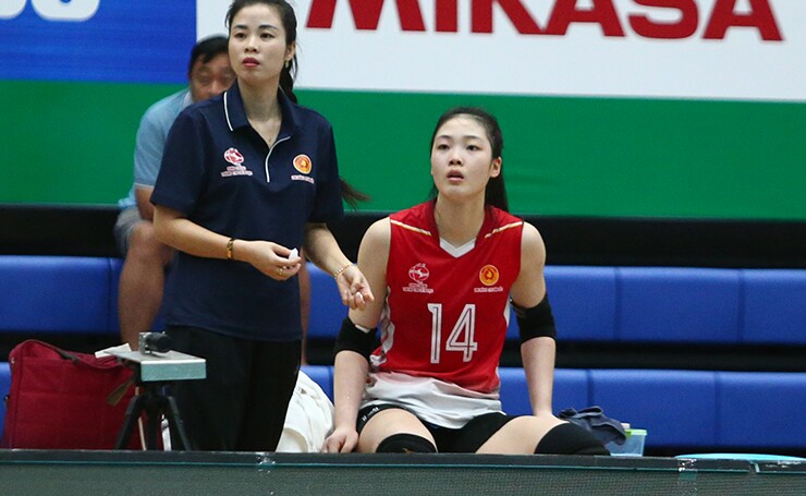 Tình huống ngoài ý muốn buộc ban huấn luyện CLB Thông tin phải thay Quỳnh Hương ra sân. Cô được đội ngũ y tế chăm sóc, kiểm tra tình trạng mắt trước khi theo dõi phần còn lại của trận đấu từ băng ghế dự bị.