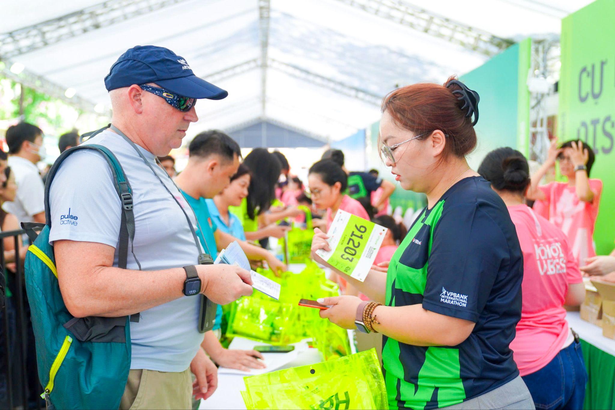 Khu vực nhận Bib, race kit với quy trình nhanh chóng, thuận tiện cho các vận động viên.