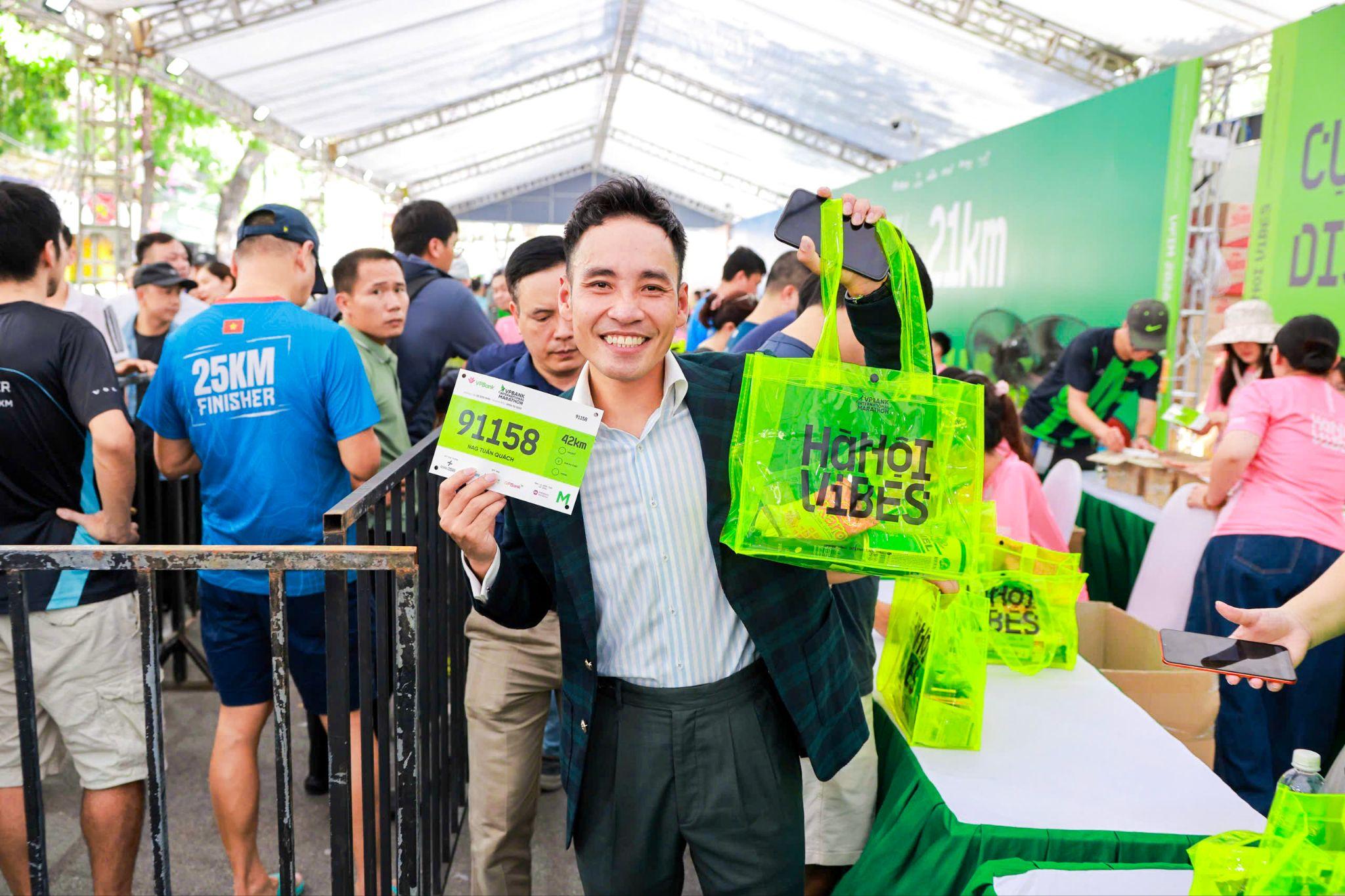 Runner Tuấn Quách hào hứng nhận BIB và race kit, sẵn sàng chinh phục cự ly 42 km tại VPIM 2026.