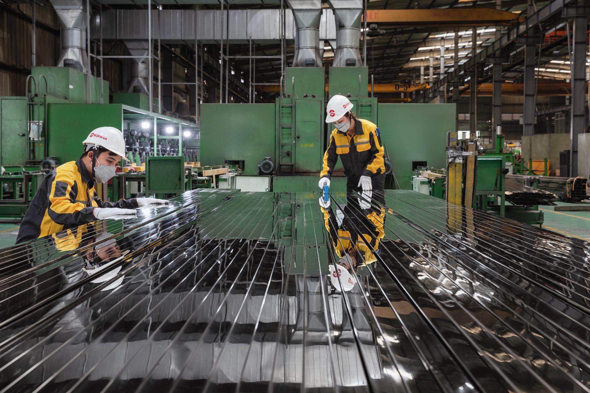 Sản phẩm ống inox Sơn Hà được kiểm soát chất lượng nghiêm ngặt trước khi ra thị trường.