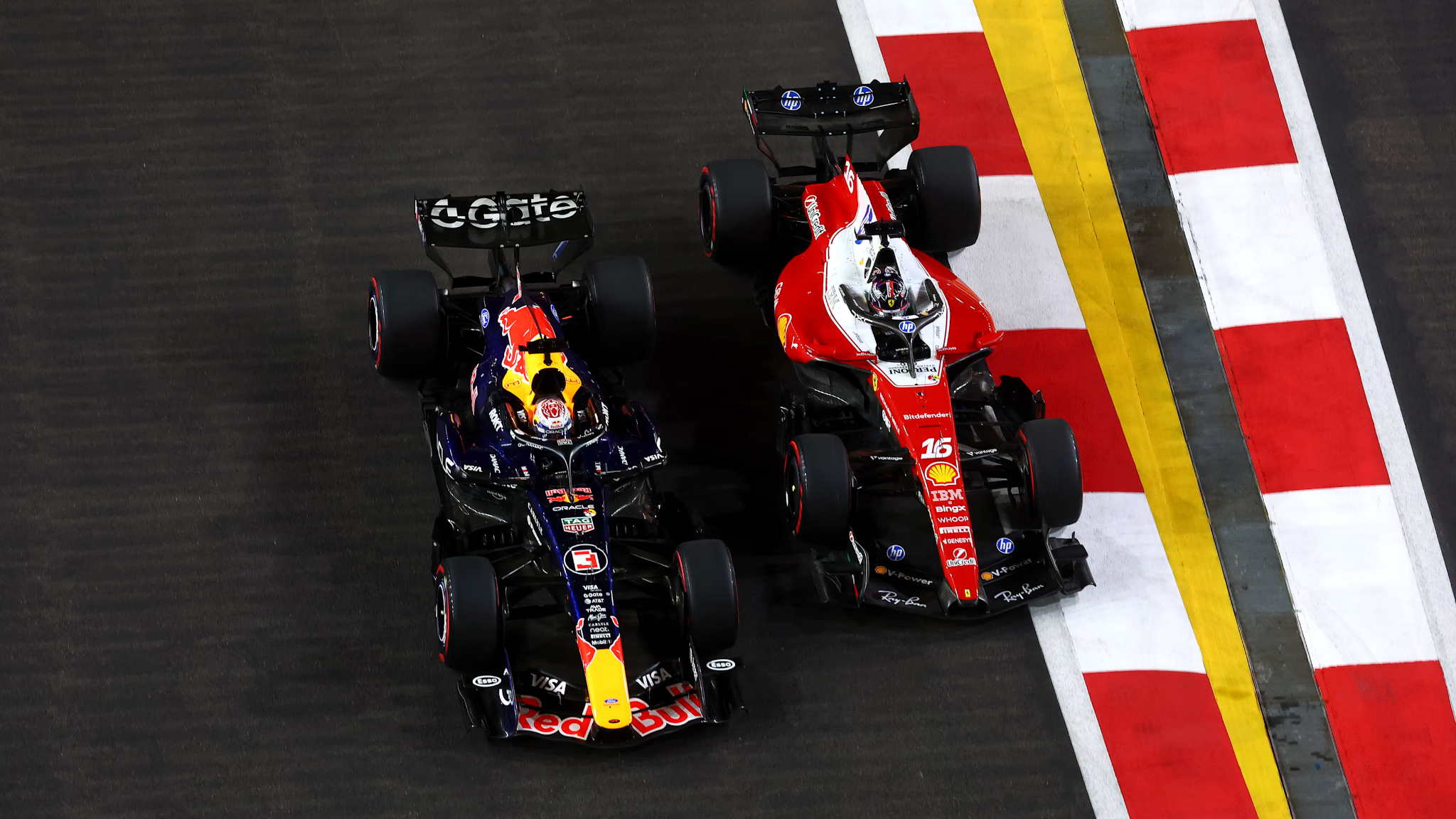 Verstappen bảo toàn vị trí dẫn đầu trước Leclerc tại góc cua đầu tiên