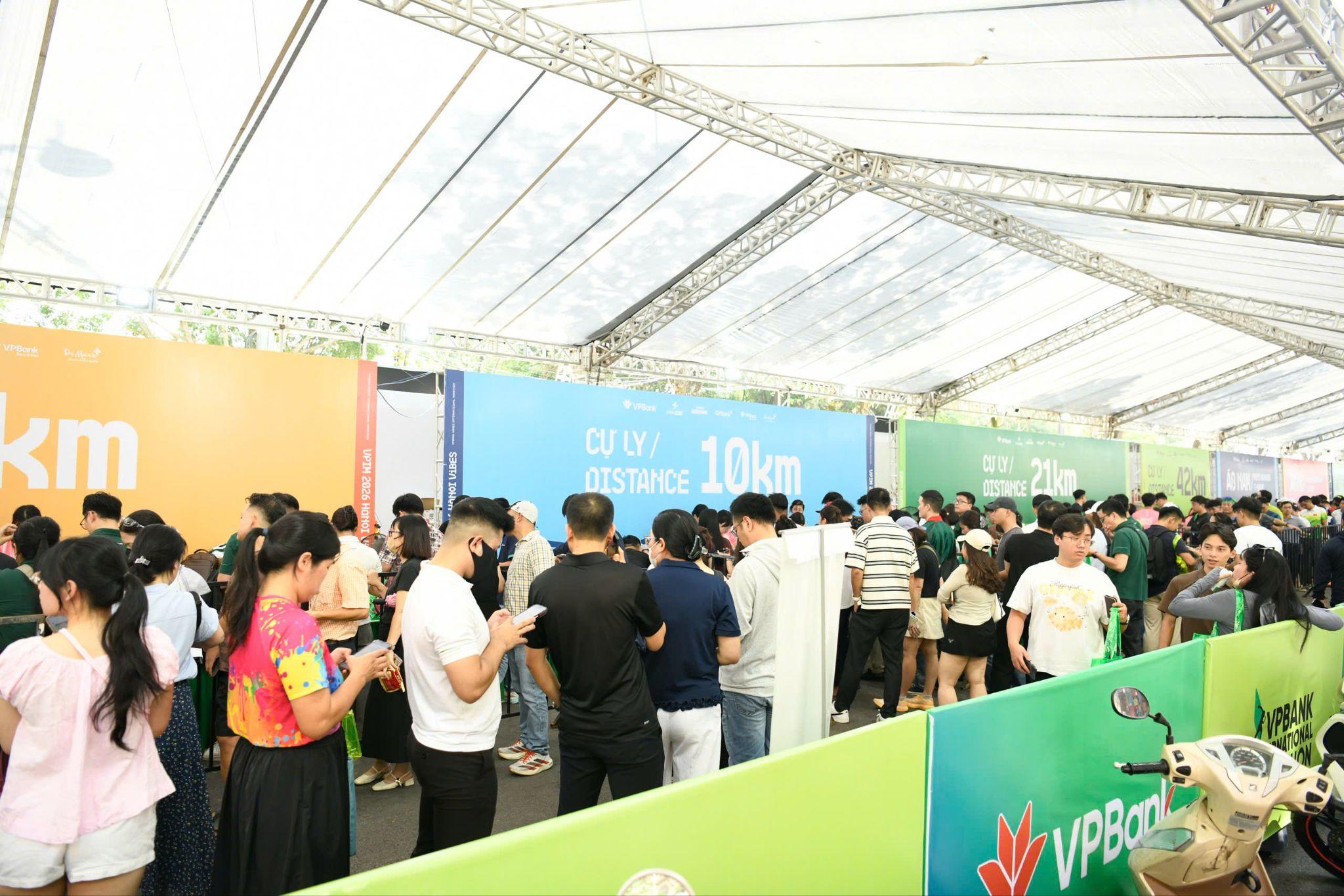 Hàng ngàn runner nô nức xếp hàng chờ nhận Bib VPIM 2026.