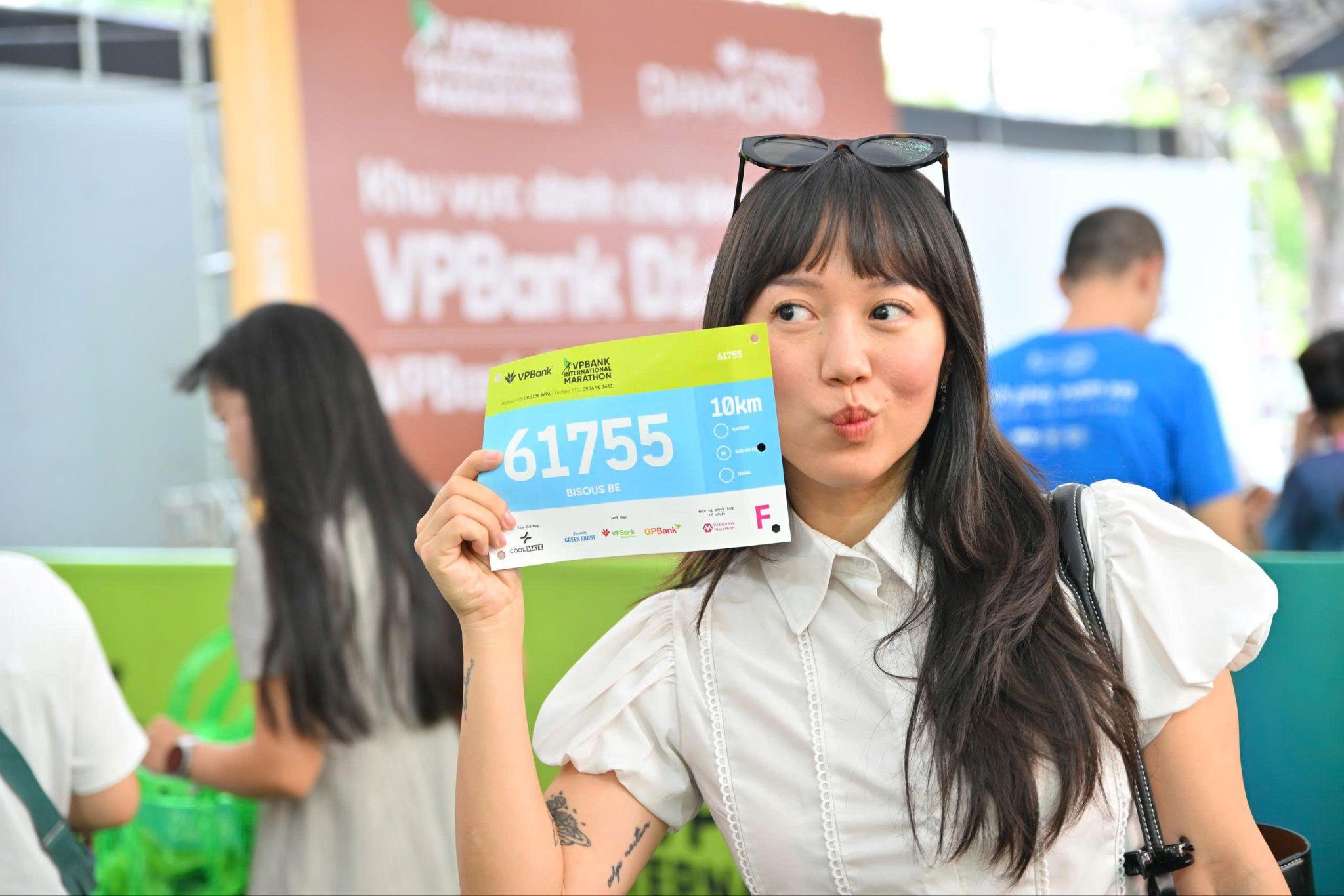 Runner Thu Anh hoàn tất thủ tục nhận Bib và race kit chỉ sau khoảng 10 phút.