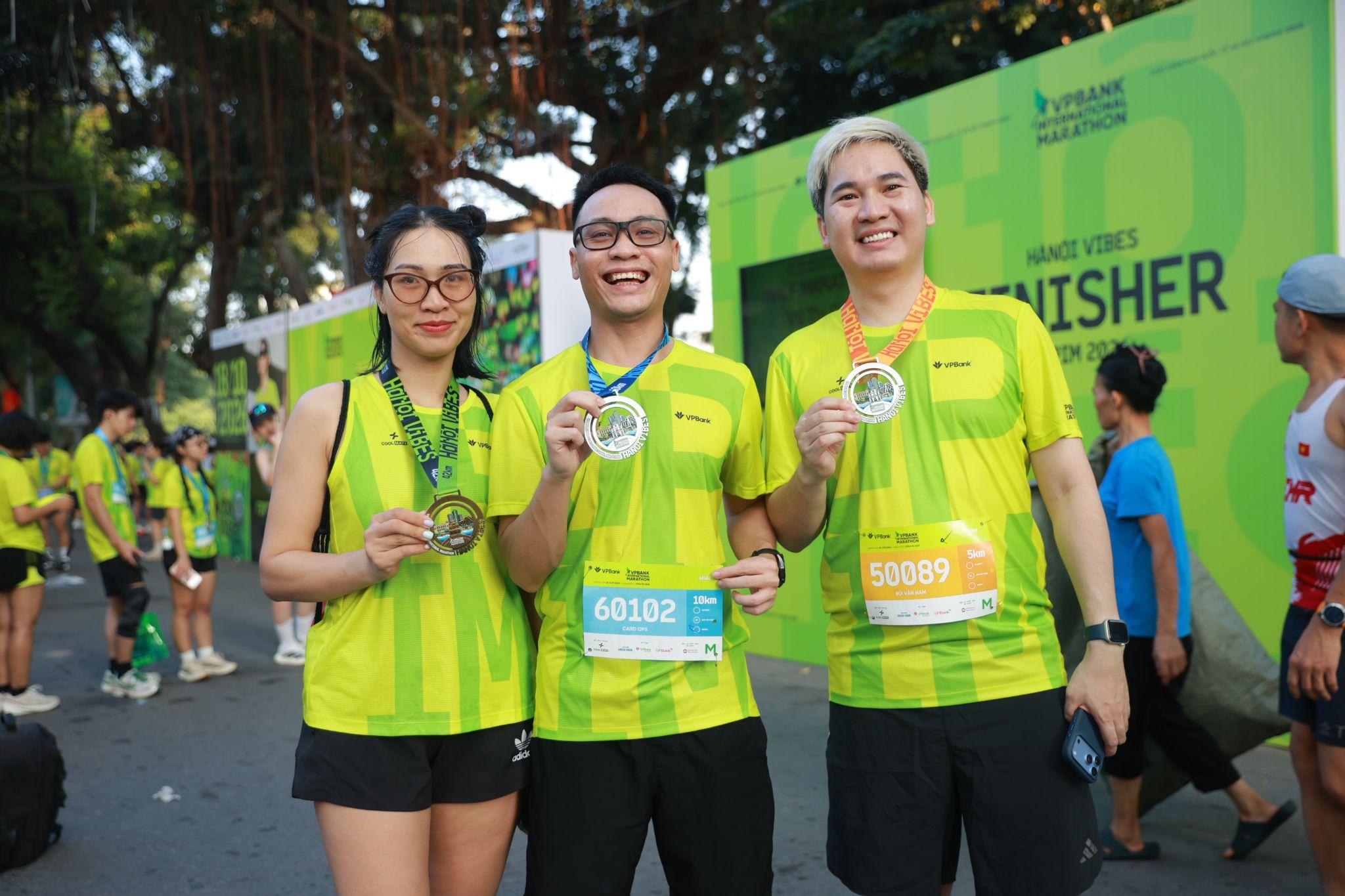 Runner check-in cùng tấm huy chương VPIM 2026.