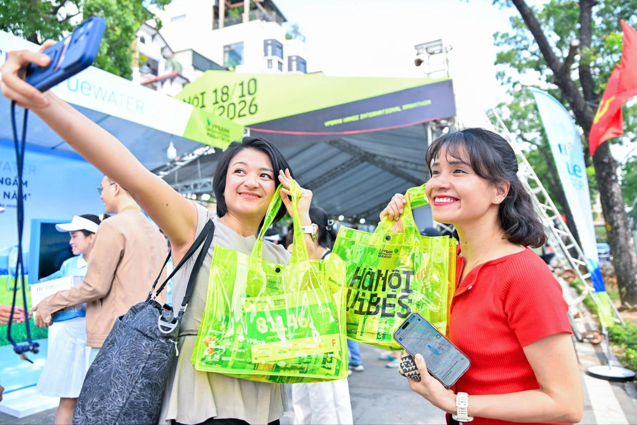 Túi racekit VPIM 2026 gây ấn tượng với các runner bởi thiết kế trẻ trung, màu xanh neon độc đáo.