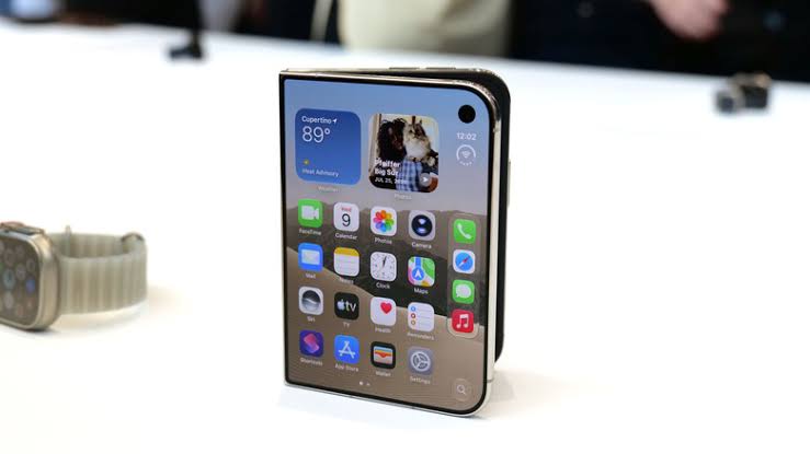 iPhone Duo là smartphone màn hình gập đầu tiên của Apple. (Ảnh: Engadget)