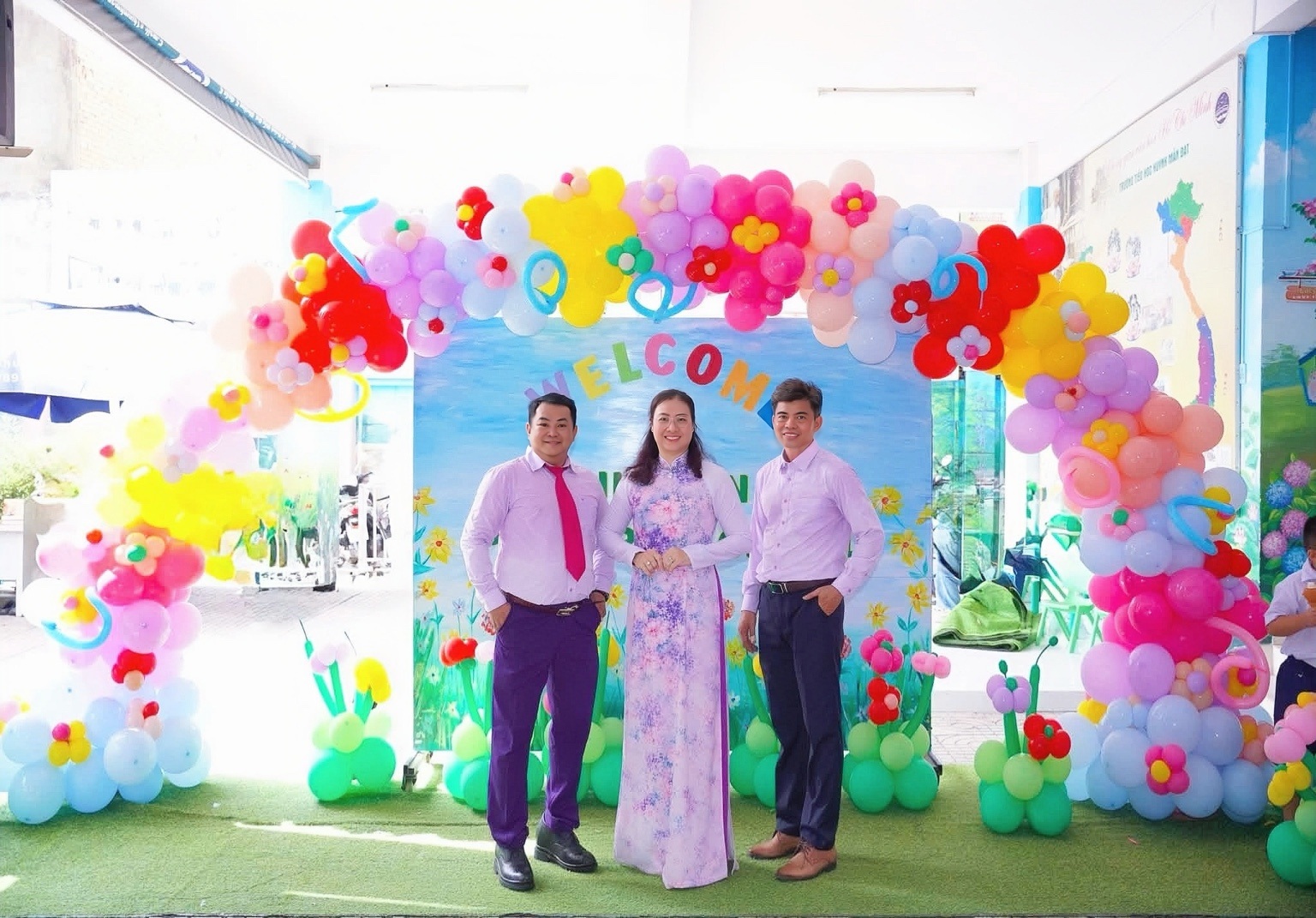 Thầy Duy Hưng cùng Cô Tố Như – Hiệu trưởng Trường TH Huỳnh Mẫn Đạt cùng Thầy Chủ tịch Công đoàn Trường.