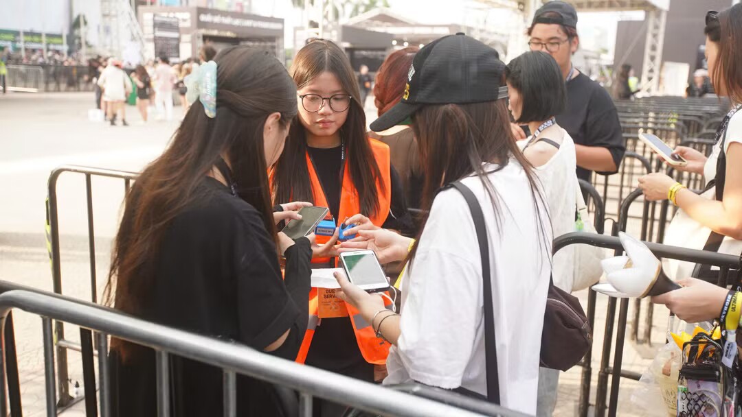 Để phục vụ lượng lớn khán giả tham dự concert, ban tổ chức bố trí các khu vực kiểm soát, đổi vòng tay và hướng dẫn vào sân theo từng hạng vé.