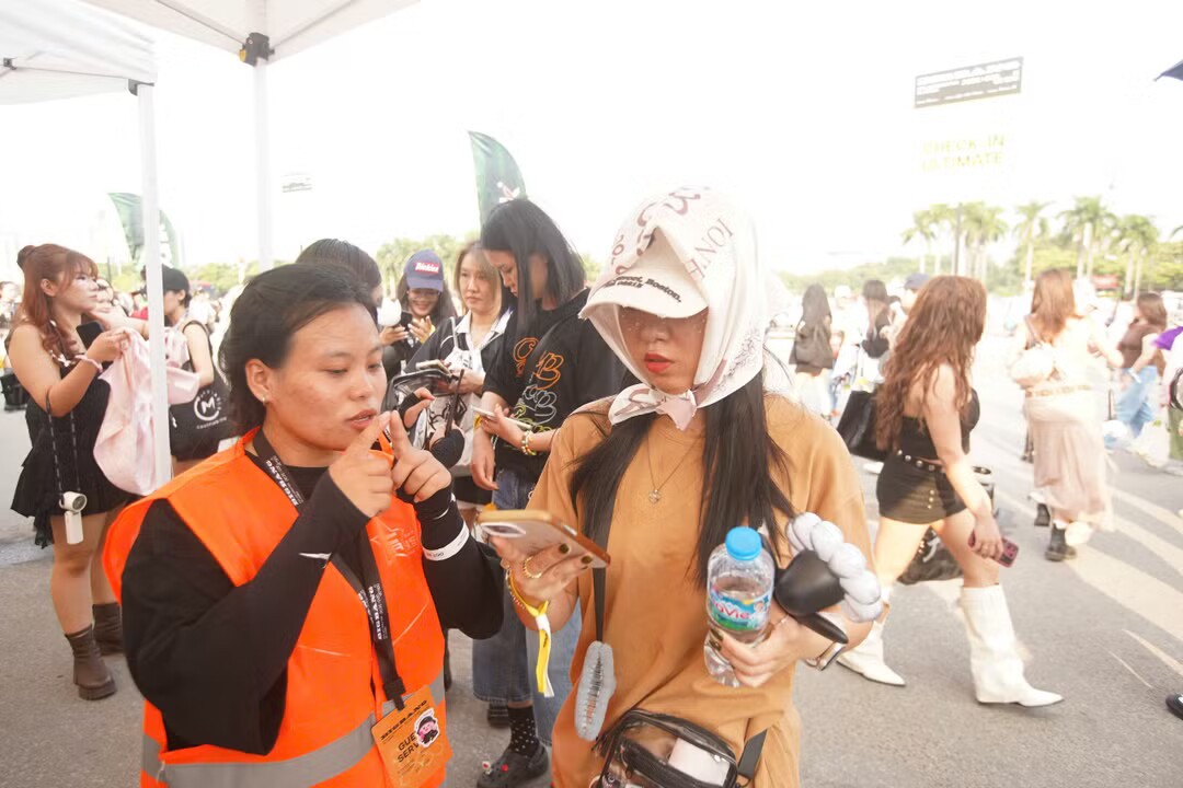 Sau khi hoàn tất thủ tục đổi vé lấy vòng tay, người tham dự phải giữ vòng nguyên trạng, không tự ý tháo, cắt hoặc làm hỏng. Giấy tờ tùy thân cũng cần được chuẩn bị để phục vụ việc đối chiếu khi cần thiết.