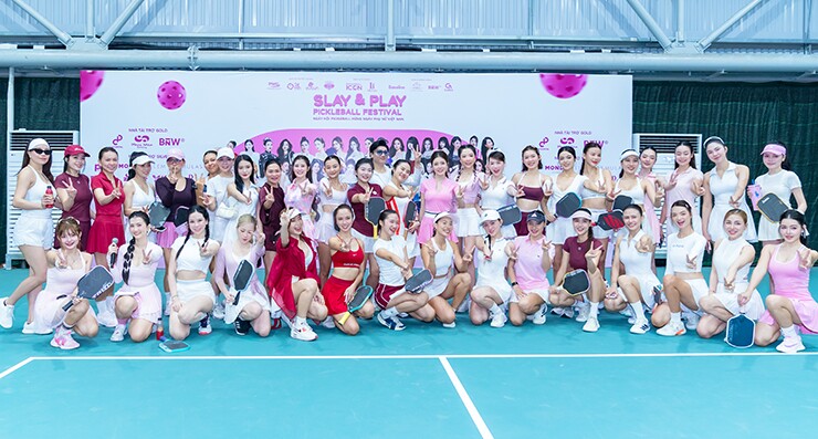 Diễn ra ngày 18/10 tại sân Vias Pickleball (phường Tân Hưng, TP.HCM), giải Slay & Play Pickleball 2026 thu hút khoảng 200 người đẹp tham gia tranh tài. Đây là sân chơi dành riêng cho phái đẹp, chào mừng Ngày Phụ nữ Việt Nam 20/10.