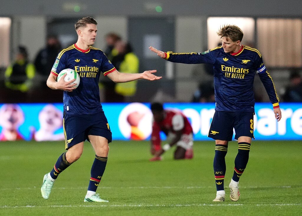 Gyokeres (trái) mang lại bàn gỡ hòa cho Arsenal